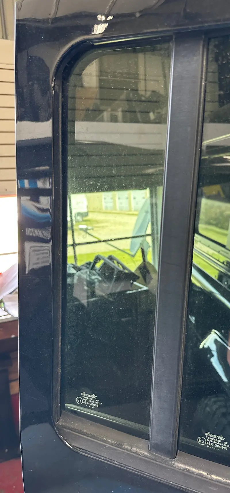 Defender Quarter Glass Window Vertical And Lower Channel - For 4Mm Glass - Fits Right Or Left Rear Side Door 1