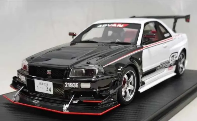One Model 1:18 Nissan Skyline (Bnr34) Gt-R In White / Black 1